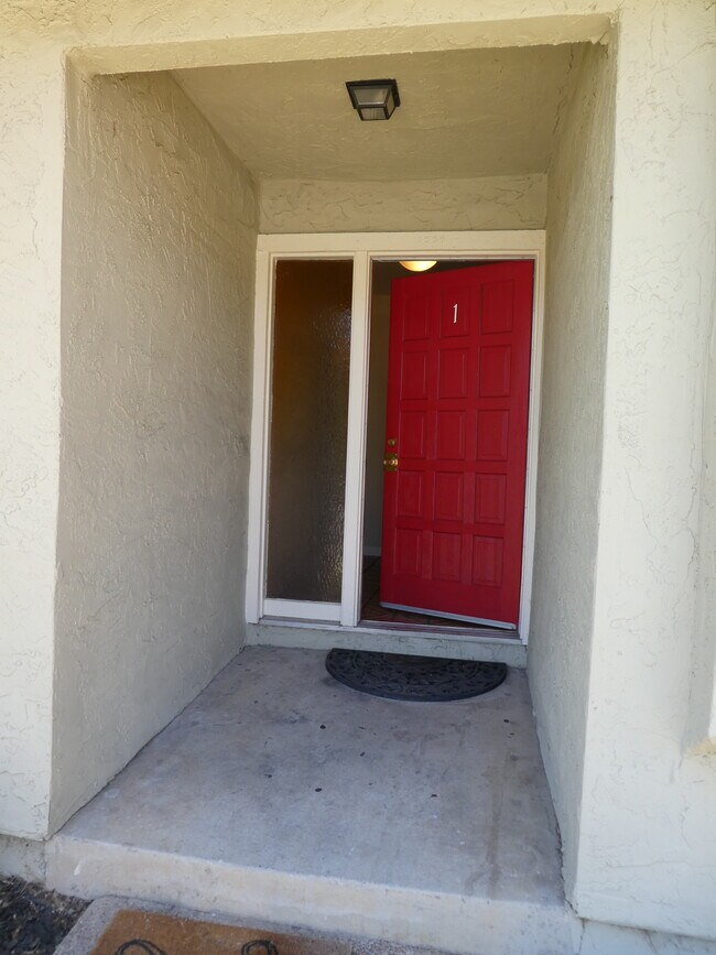 Building Photo - 1539 Moorpark Ave