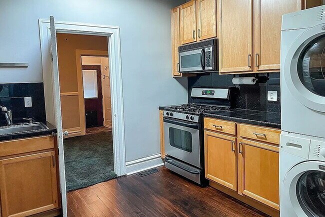 Foto del edificio - Cozy 1-Bedroom Townhouse Retreat with Granite Touches & Hardwood Elegance in Denver!