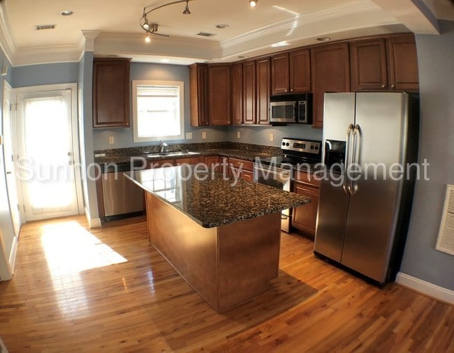 Foto del edificio - Charming 2BR + Den 2.5BA Townhome w/ Garage!