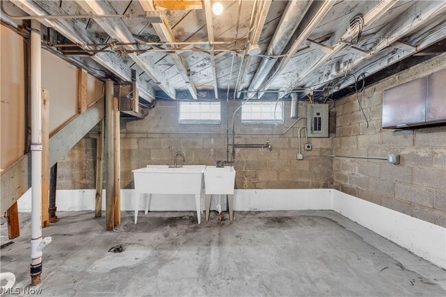 Building Photo - 16605 Glenpark Ave