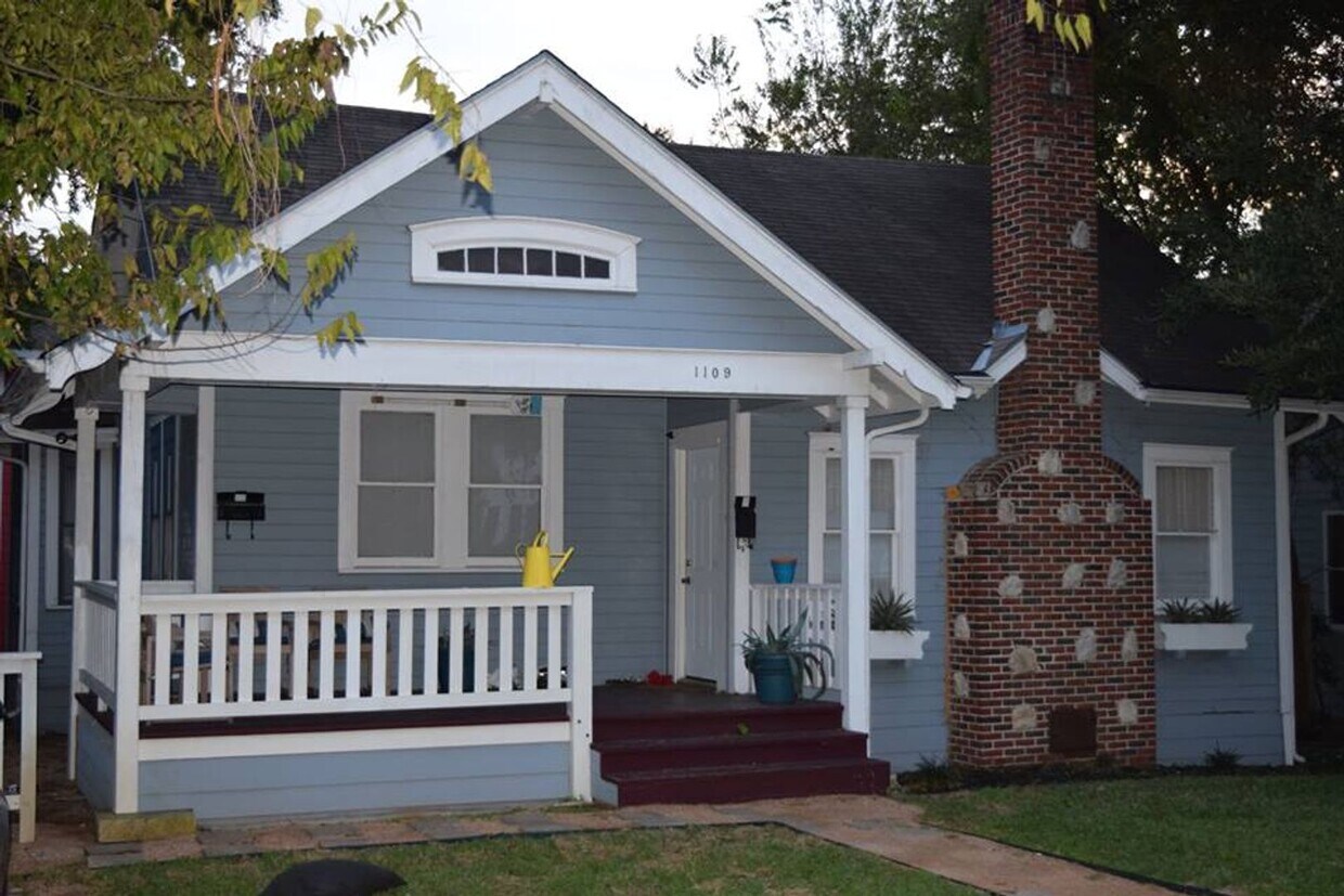 Primary Photo - 2 Homes on 1 Lot West Campus