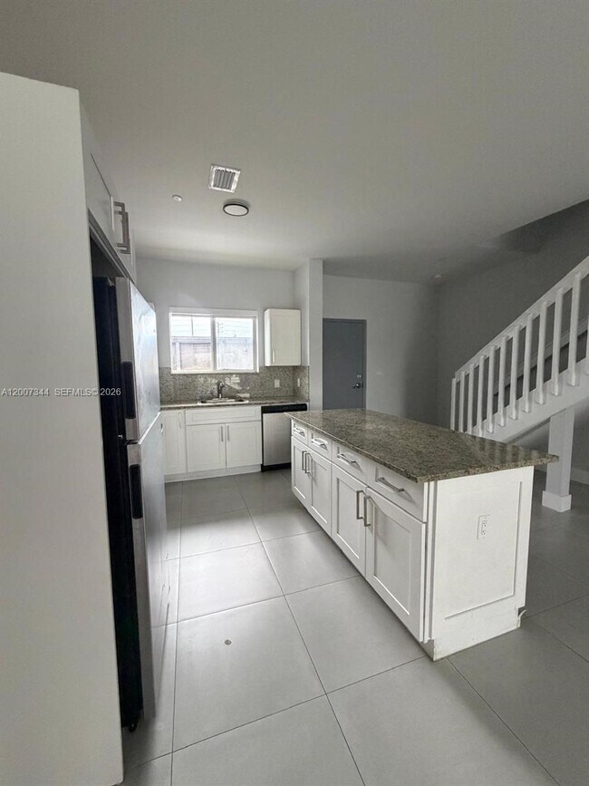 Foto del edificio - 381 E 50th St