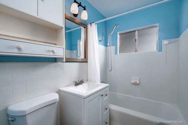 Building Photo - Super Cute Beach Cottage on an Oversized O...