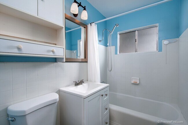 Foto del edificio - Super Cute Beach Cottage on an Oversized O...