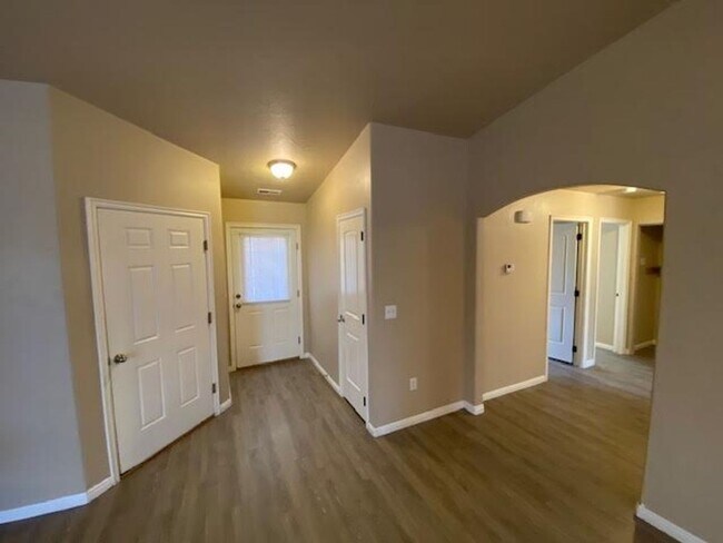 Building Photo - Move-In Bonus! 3 bedroom - 2 bathroom twin...