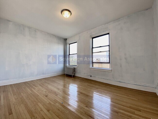 Foto del edificio - 12 Pinehurst Ave