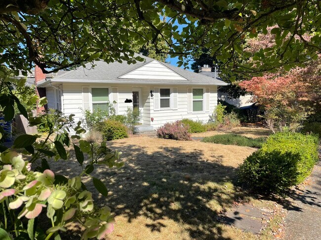 Building Photo - 354 Queen Anne Dr