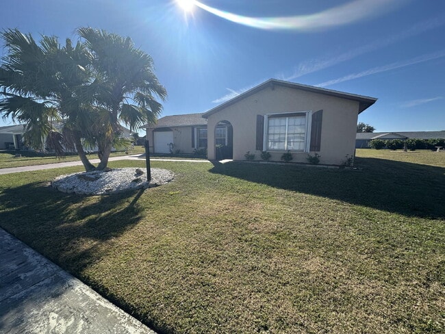 Building Photo - Charming 2-Bed, 2-Bath Retreat in Port Charlotte!