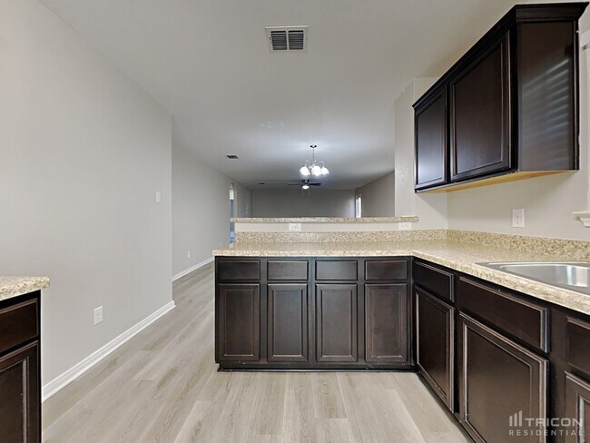 Foto del edificio - 6215 Baywood Cres