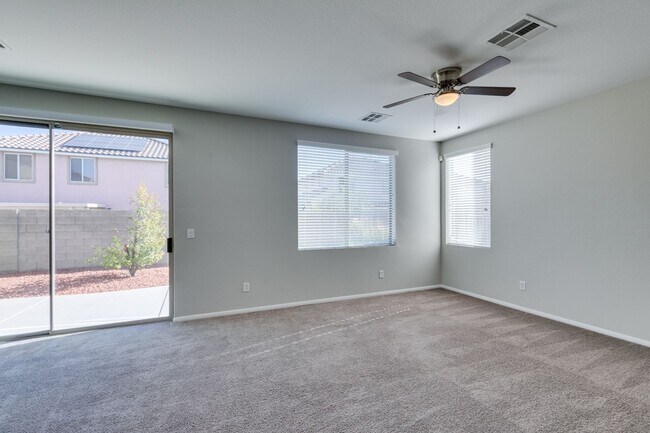 Building Photo - 3 bedroom + Den! Ready for immediate move ...