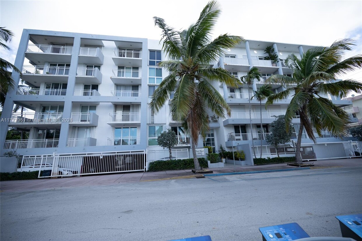 Foto principal - 7832 Collins Ave
