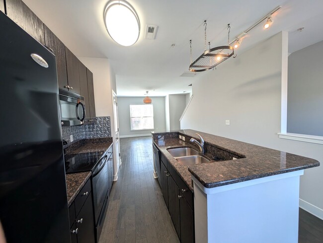 Building Photo - Beautiful, 3 bed, 2 bath Townhome Located ...