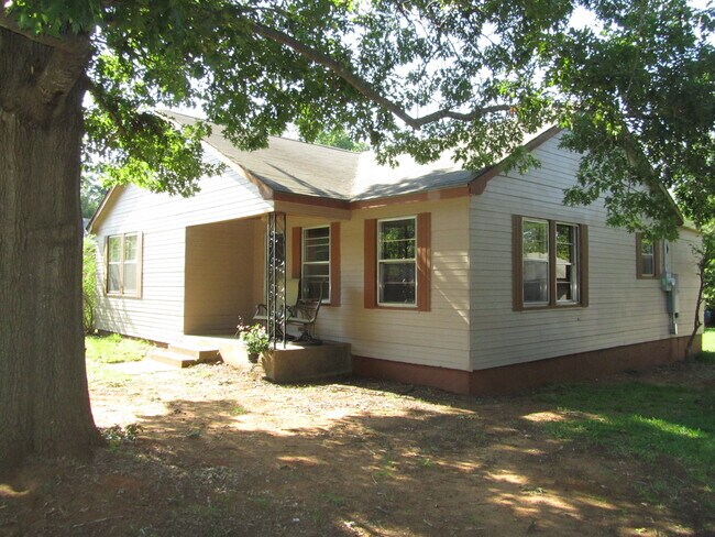 Building Photo - 913 Star St