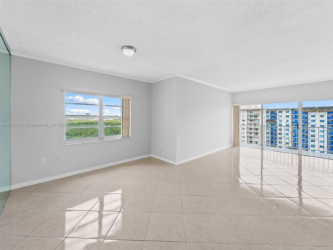 Building Photo - 500 Bayview Dr