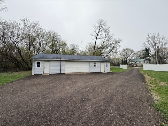 Foto del edificio - 3-Bedroom, 2-Bath Home on Acreage with Pond and Large Detached Garage
