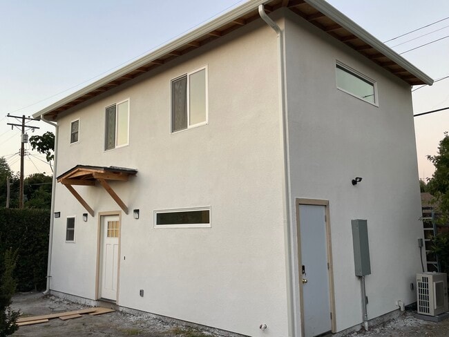 Building Photo - 1279 Las Palmas Dr