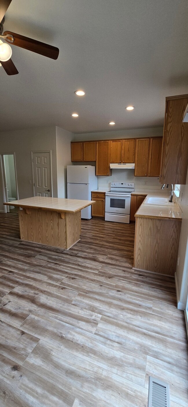 Foto del edificio - 18558 SW Takena Ct