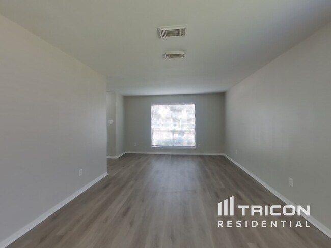 Building Photo - 3607 Lakeaires Ln