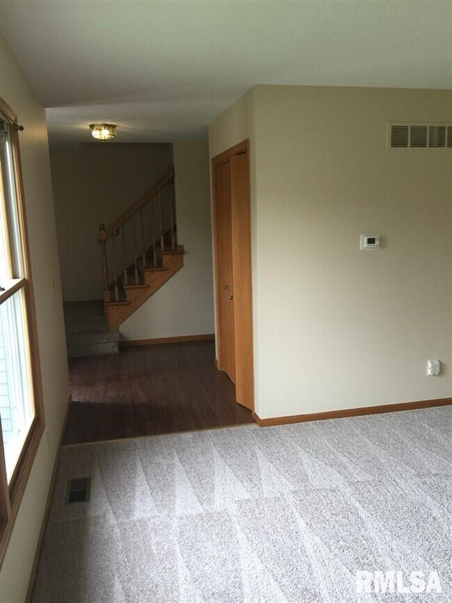 Building Photo - 2325 Hawk Dr