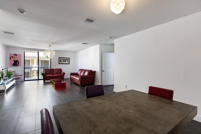 Foto del edificio - 8390 SW 72nd Ave