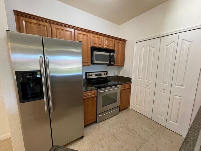 Foto del edificio - ANNUAL RENTAL - POSITANO PLACE-1 BED/1 BATH WITH LAKE VIEW AND NEW APPLIANCES!