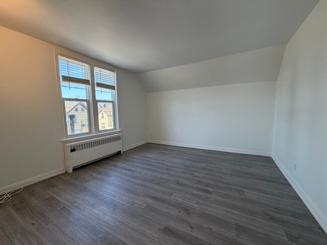 Building Photo - Upper-Level 2-Bedrooms On Weber St: SO MUCH SUNLIGHT!
