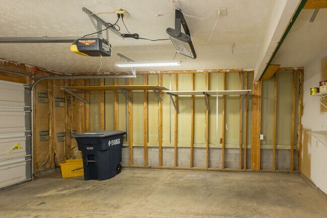 Foto del edificio - Spacious 3-Bedroom Townhome with Garage in a Prime Harrisonburg Location!