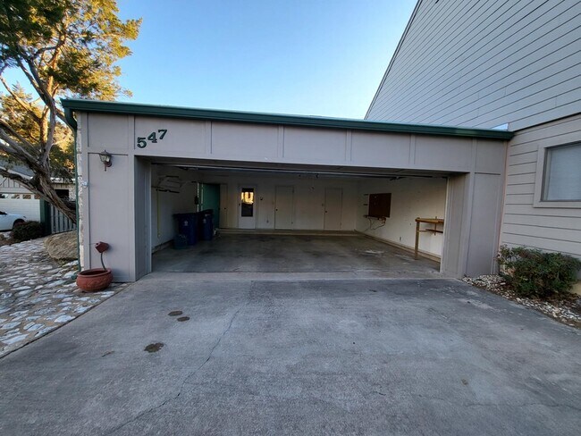 Foto del edificio - 547 Fairway Dr