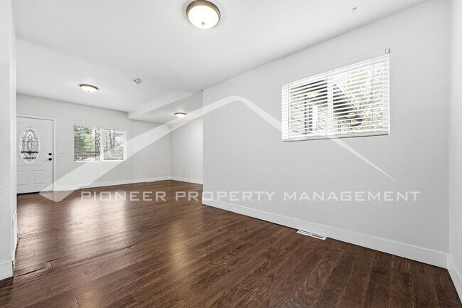 Building Photo - Charming Home with Washer/Dryer and Fenced...