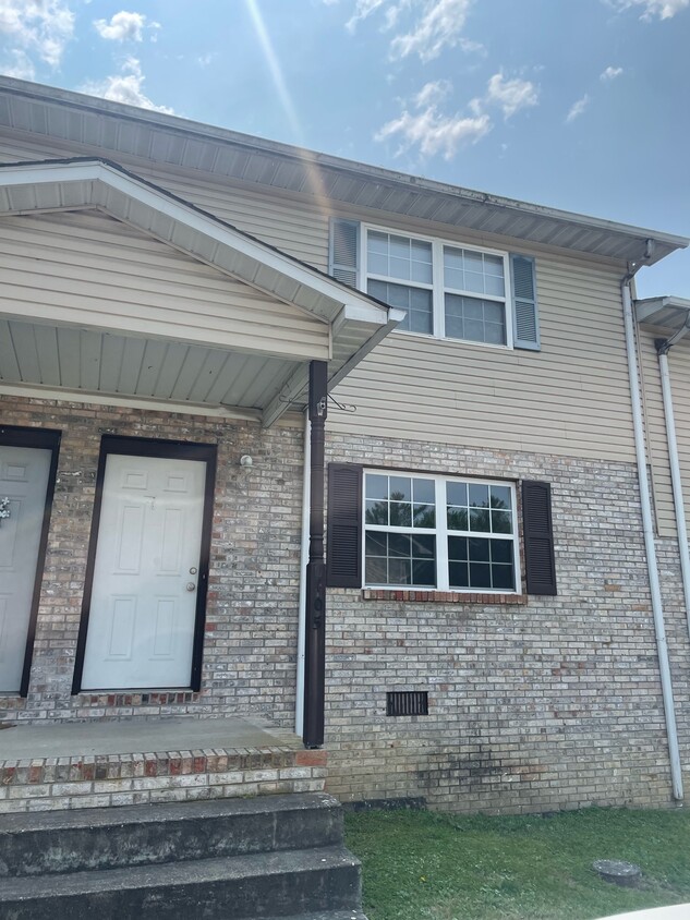 Foto principal - 105 Greenbrier Dr