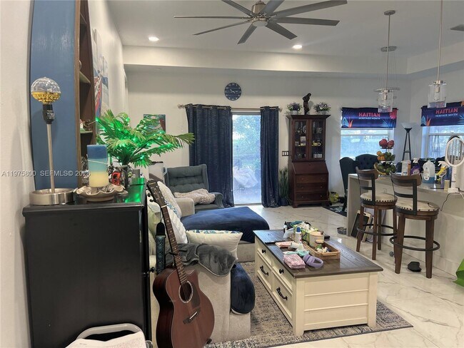 Foto del edificio - 8320 SW 12th St