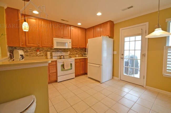 Building Photo - 240 Larissa Dr