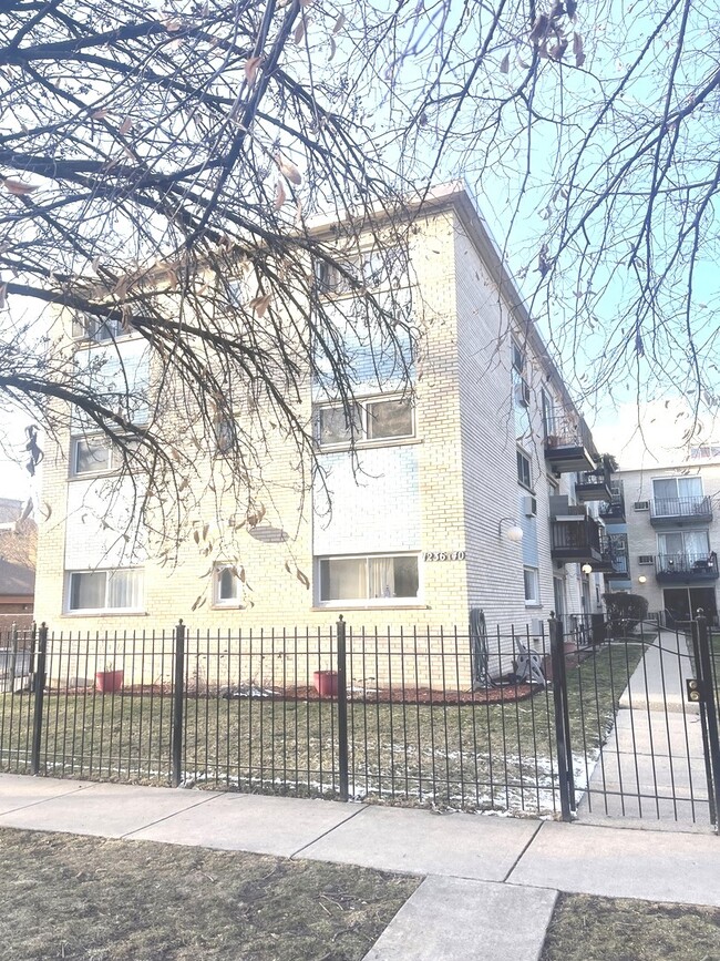 Building Photo - 1240 W Farwell Ave