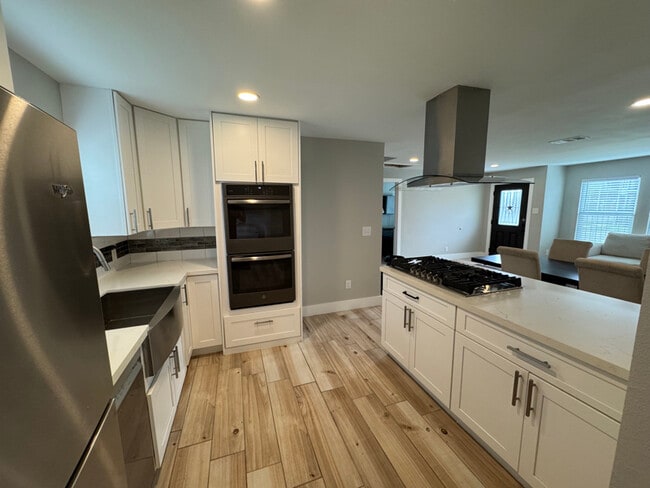 Foto del edificio - 329 E 25th St