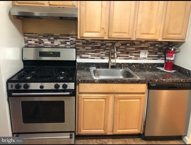 Kitchen - 6009 Majors Ln