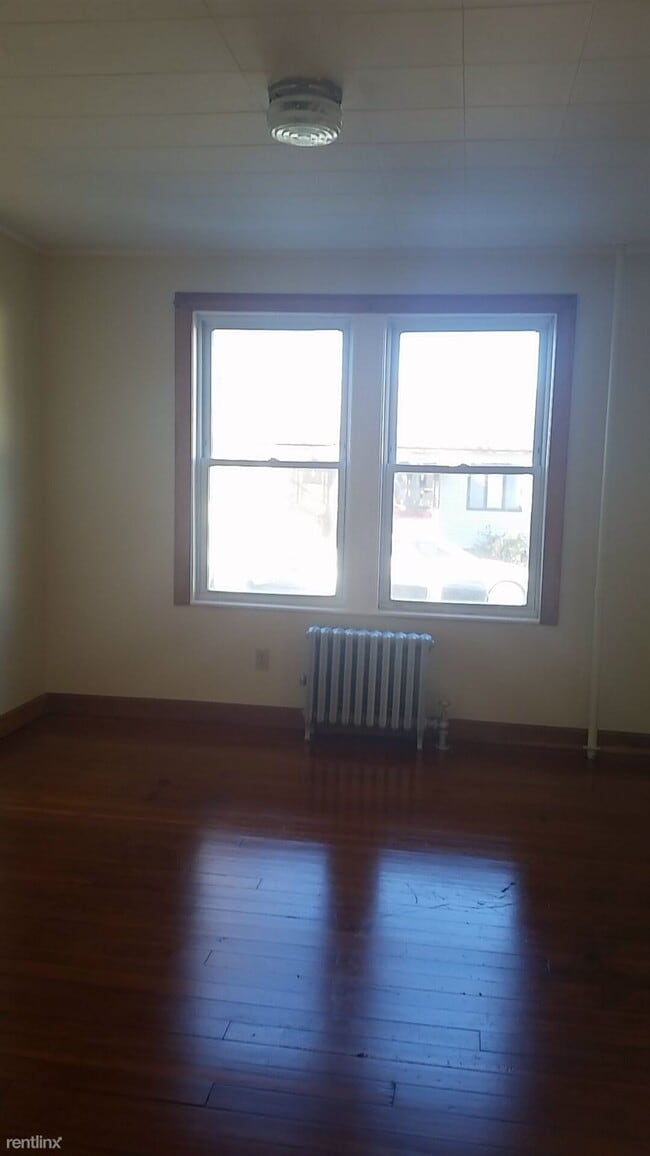 Building Photo - 3 br, 1 bath Duplex - 54 Victoria St Apt 1 1