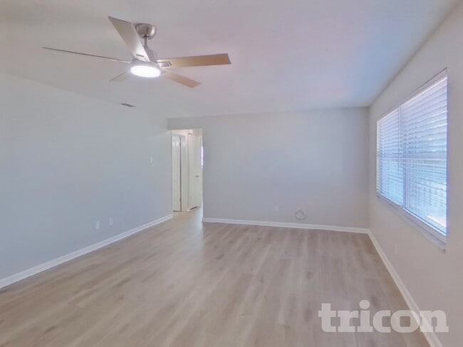 Building Photo - 1745 Woodridge Dr