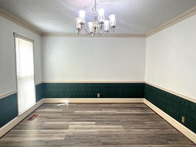 Building Photo - 136 River Knoll