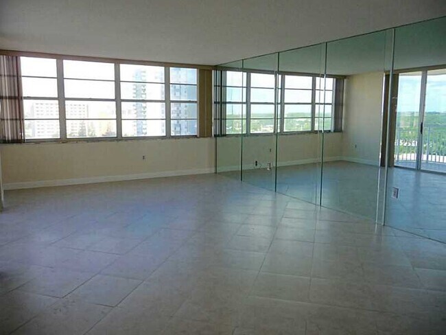 Building Photo - 18011 Biscayne Blvd
