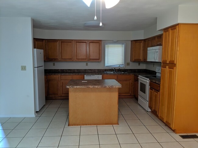 Foto del edificio - 3 BEDROOM 3 BATH DUPLEX NEAR MILITARY BASES