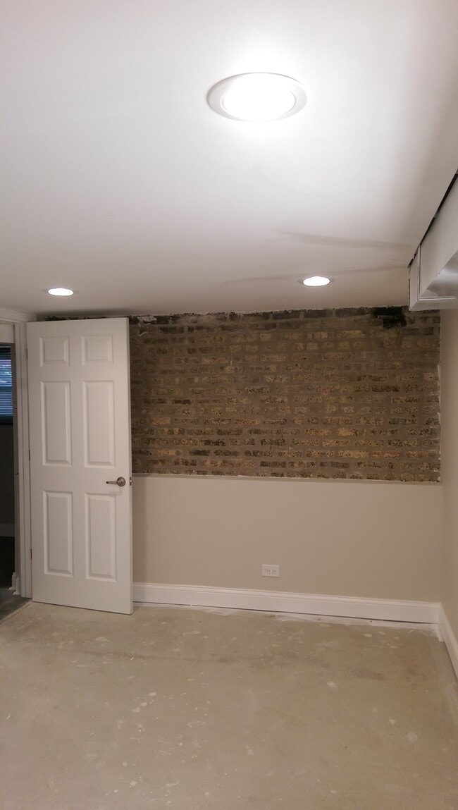 Building Photo - 1634 W Roscoe St