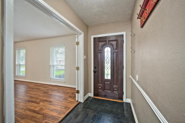 Building Photo - 10502 Caravan Dr