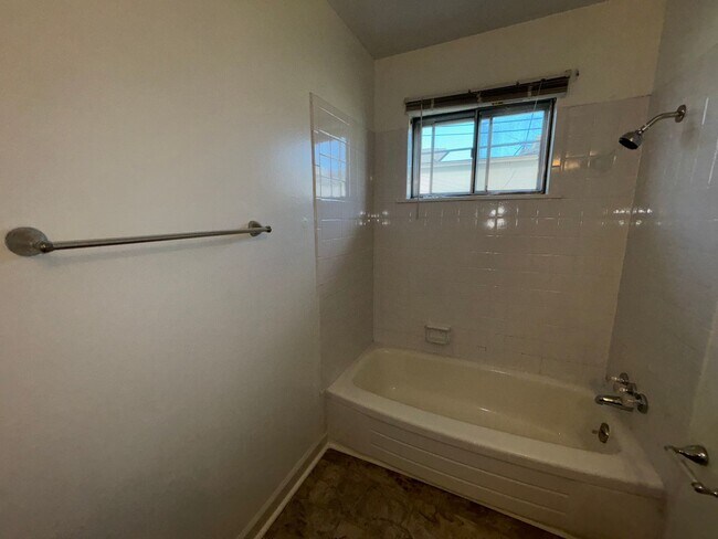 Building Photo - 1 bedroom 1 bath duplex available now