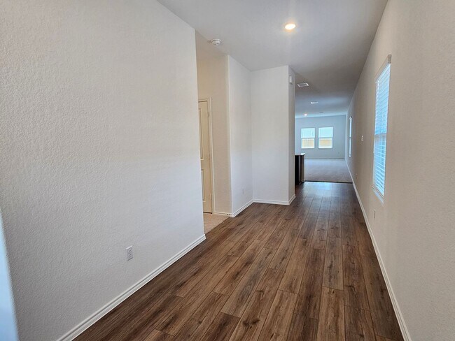 Building Photo - 4 Bed / 2 Bath Single Story in Jarrell's E...