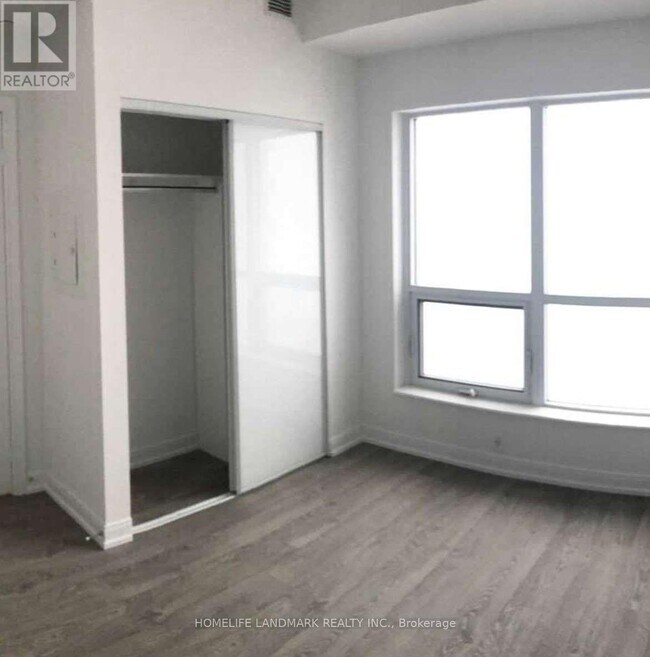 Photo du bâtiment - 275 Village Green Square