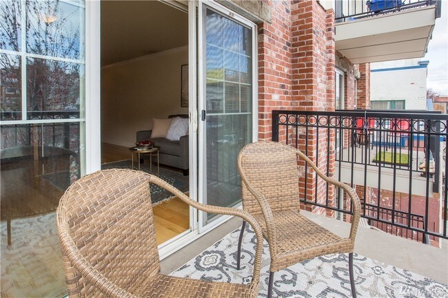 Foto del edificio - 1001 N State St