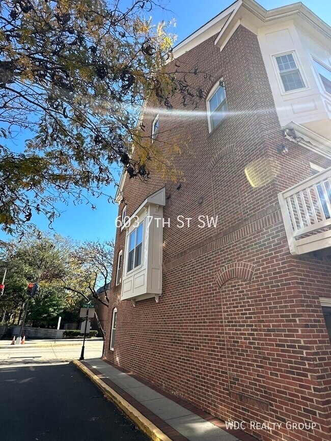 Building Photo - DC WHARF TOWNHOME FOR LEASE!
