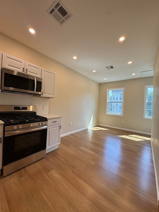 Foto del edificio - 628 Bramhall Ave