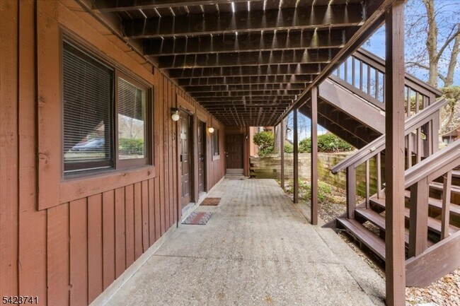 Building Photo - 4 Alta Ct W