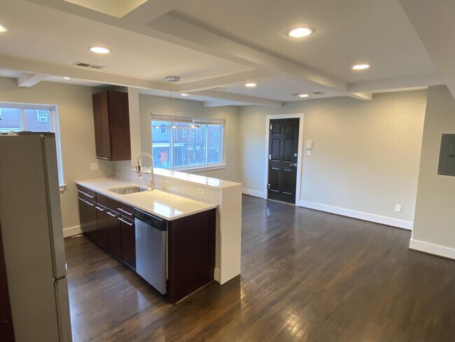 Building Photo - 1636 Lyman Pl NE